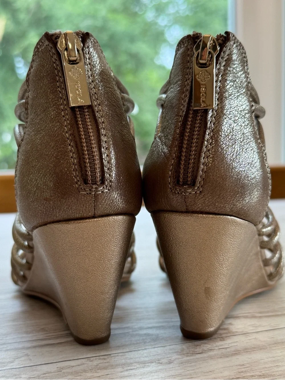 Isola metallic gold